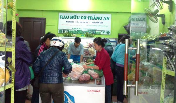 Mua rau hữu cơ tại cửa hàng Nông sản Tràng An