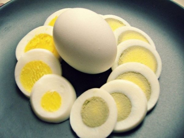 Lòng đỏ trứng luộc viền xanh có an toàn, bổ dưỡng?