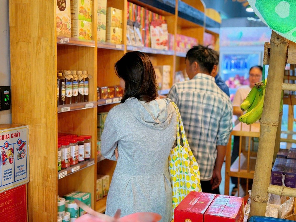 Khách hàng tìm hiểu các sản phẩm hữu cơ và thực phẩm có nguồn gốc tự nhiên tại Chợ Miền Quê.