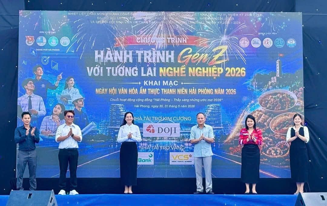 Các đại biểu làm Lẽ khai mạc chương trình (ảnh:TĐHP)