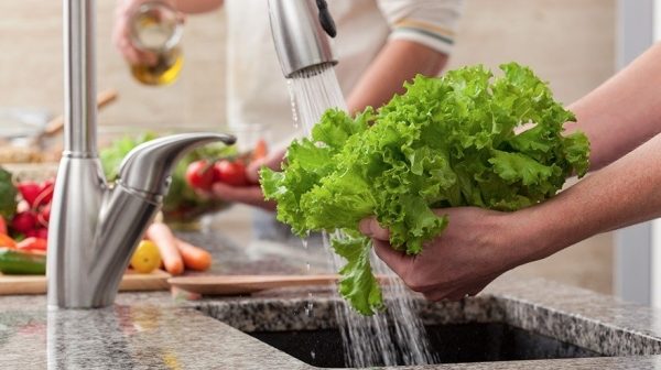 7 lầm tưởng phổ biến khi rửa rau củ quả: Nhiều người làm sai mỗi ngày