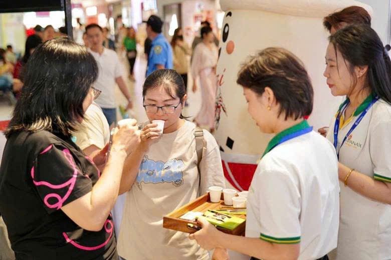 Lễ hội tôn vinh cà phê - trà Việt lần 4 năm 2026 thu hút nhiều người tham quan, thưởng thức - Ảnh NLĐ