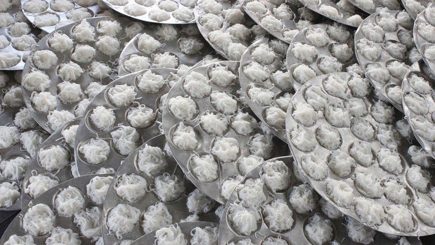 Những lá bún bánh đượ làm từ những hạt gạo ngon, tạo nên hương vị đặc trưng của bún bánh Đông Quang.