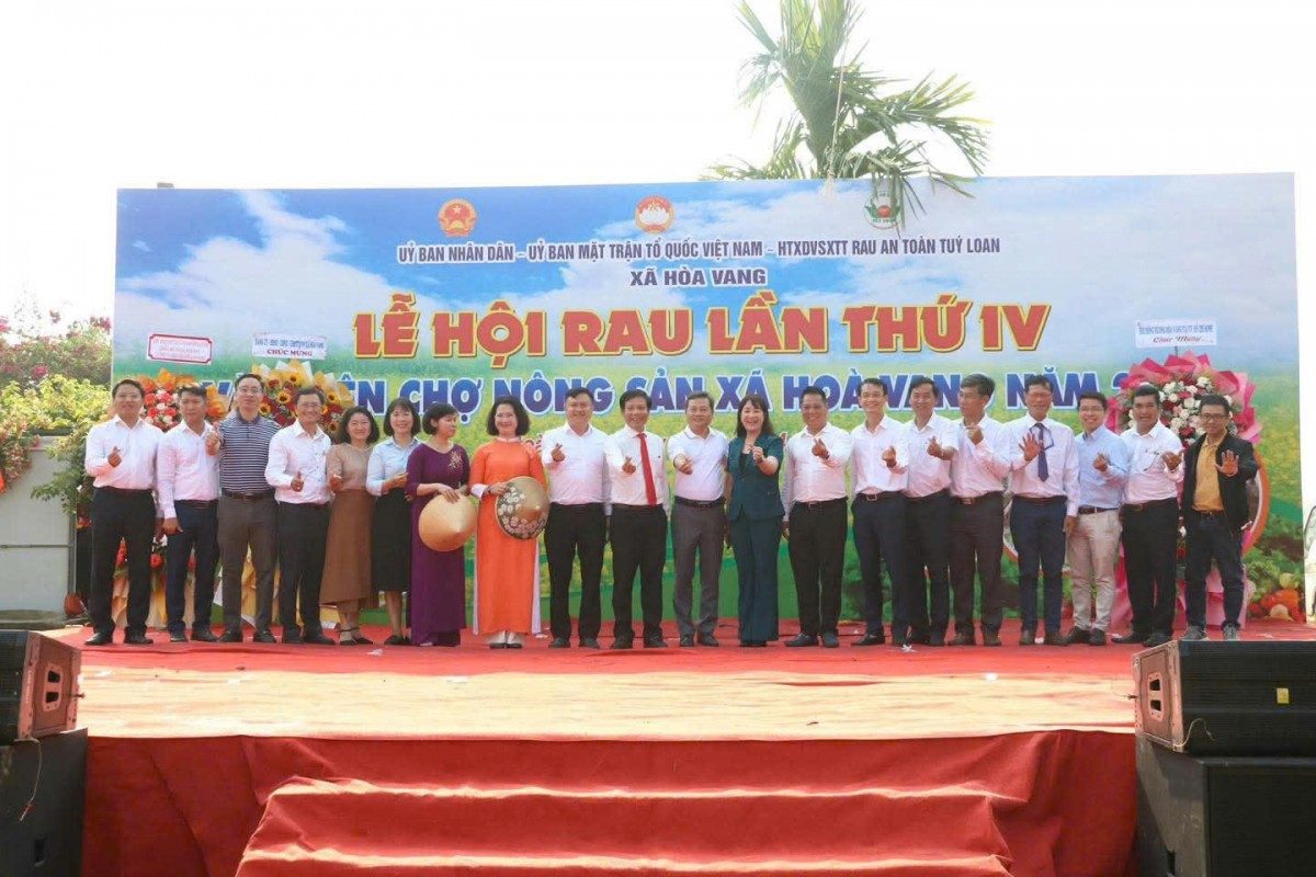 Lãnh đạo Sở ngành cùng đại diện lãnh đạo địa phương và đại biểu chụp ảnh lưu niệm tại Lễ hội.