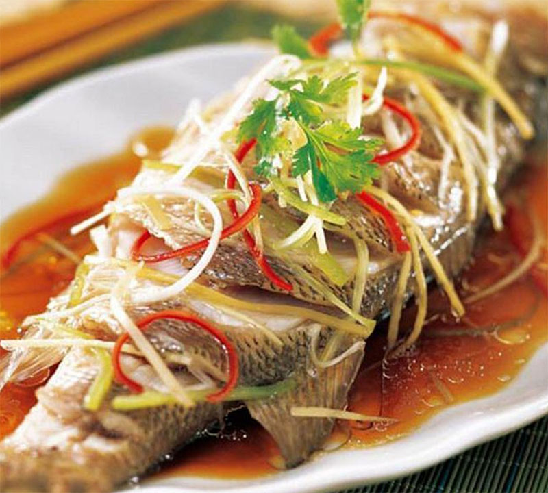 Món cá hấp giúp giữ lại hương vị ngon ngọt của cá, món ăn lại ít dầu mỡ, tốt cho sức khỏe người cao tuổi.