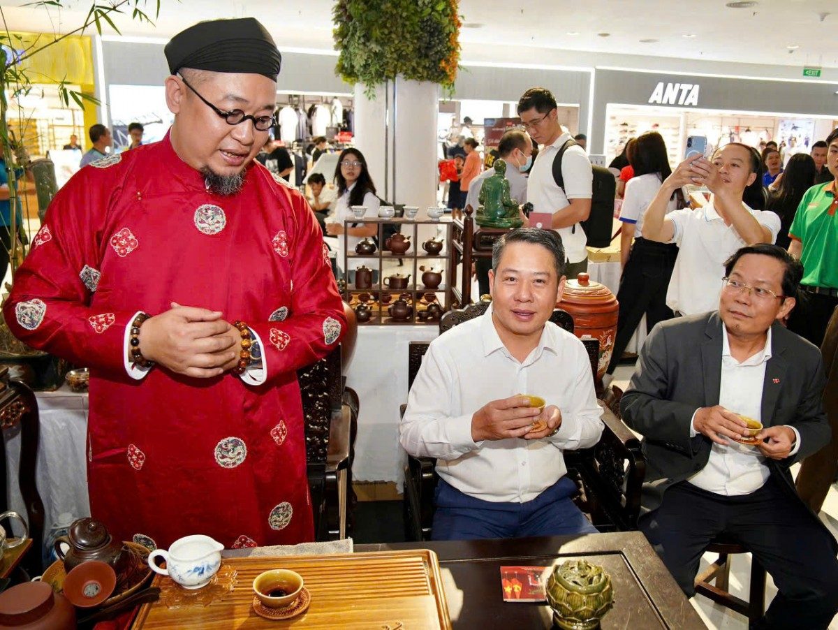 Ông Vũ Văn Thủy, Trưởng Cơ quan đại diện Văn phòng Bộ Nông nghiệp và Môi trường tại phía Nam (áo trắng) và Nhà báo – TS Tô Đình Tuân, Tổng Biên tập Báo Người Lao Động, thưởng thức trà do nghệ nhân pha - Ảnh NLĐ